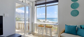 Top-floor 2-bed Beachfront Sunny Camps Bay Views