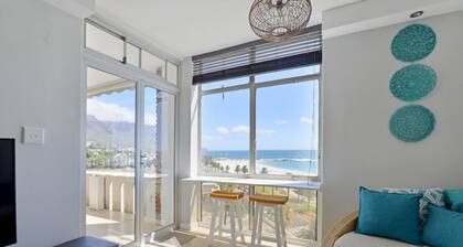 Top-floor 2-bed Beachfront Sunny Camps Bay Views