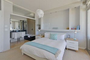 House | 2 bedrooms - Top-floor 2-bed Beachfront Sunny Camps Bay Views (Cape Town)