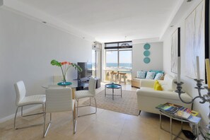 Apartment - Top-floor 2-bed Beachfront Sunny Camps Bay Views (Cape Town)