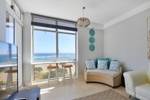 House | 2 bedrooms - Top-floor 2-bed Beachfront Sunny Camps Bay Views (Cape Town)