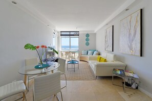 House | 2 bedrooms - Top-floor 2-bed Beachfront Sunny Camps Bay Views (Cape Town)