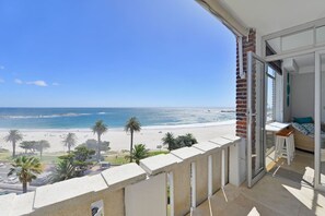 Apartment - Top-floor 2-bed Beachfront Sunny Camps Bay Views (Cape Town)