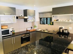 House - 5th Floor - City Center 3bed Central and Spacious (Cape Town)