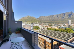 2 bedrooms - Top-floor 2 Bed Unmatched Table Mountain Views (Cape Town)