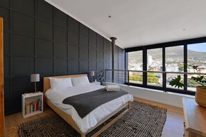 2 bedrooms - Top-floor 2 Bed Unmatched Table Mountain Views (Cape Town)