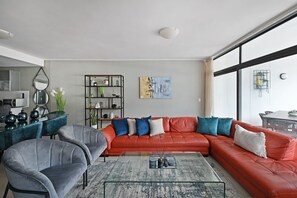 3 bedrooms - Modern 3-bed Apt Designer Touch Mountain Views (Cape Town)