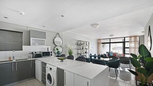 House | 3 bedrooms - Modern 3-bed Apt Designer Touch Mountain Views (Cape Town)