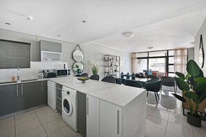 Apartment - Modern 3-bed Apt Designer Touch Mountain Views (Cape Town)