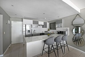 Apartment - Modern 3-bed Apt Designer Touch Mountain Views (Cape Town)