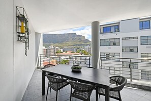 Apartment - Modern 3-bed Apt Designer Touch Mountain Views (Cape Town)