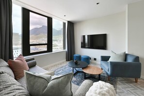 2 bedrooms, desk - 15th-floor 2-bed Panoramic City Views Modern Living (Cape Town)