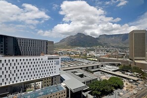 2 bedrooms, desk - 15th-floor 2-bed Panoramic City Views Modern Living (Cape Town)