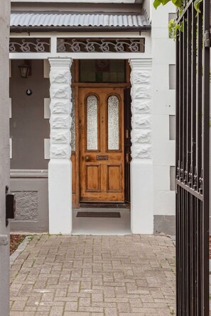 House, Smoking | 3 bedrooms - Spacious 3-bed Sunlit Comfort Power Backup (Cape Town)