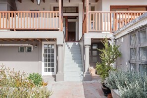 3 bedrooms - Spacious 3-bed Sunlit Comfort Power Backup (Cape Town)