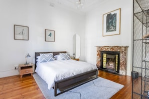 3 bedrooms - Spacious 3-bed Sunlit Comfort Power Backup (Cape Town)