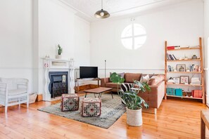 House, Smoking | 3 bedrooms - Spacious 3-bed Sunlit Comfort Power Backup (Cape Town)