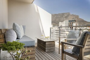 1 bedroom - Stylish 1-bed Secure BBQ Panoramic Mountain Views (Cape Town)