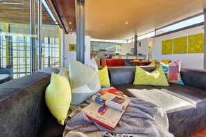 House | 3 bedrooms, desk - Ocean Views Open Plan Pool 3 Bed (Cape Town)