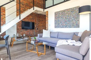 2 bedrooms - Elegant Sea Point Retreat Splendid Views Wifi (Cape Town)