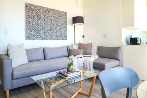 2 bedrooms - Elegant Sea Point Retreat Splendid Views Wifi (Cape Town)