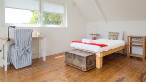 A bedroom with a loft bed, a desk, and a chair. - Peaceful Retreat Green Point Off-grid (Cape Town)
