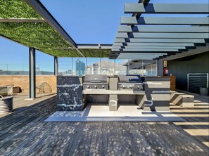 House, Smoking - Two Bedroom Green Point Rooftop Pool BBQ (Cape Town)
