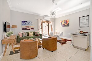 House - Charming Sea Point 1 Bed With Leafy Patio (Cape Town)