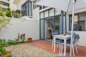 House, Smoking - Stylish Sea Point Studio in Secure Complex Patio (Cape Town)