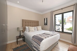 2 bedrooms - Sunny Sea Point Apartment With Private Balcony (Cape Town)
