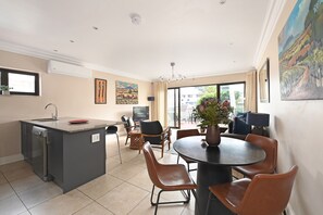 House - Sunny Sea Point Apartment With Private Balcony (Cape Town)