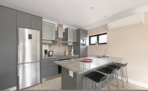 House - Sunny Sea Point Apartment With Private Balcony (Cape Town)