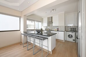 Apartment | 3 bedrooms - Spacious 3 Bed Apartment Sea Point Ocean Views (Cape Town)