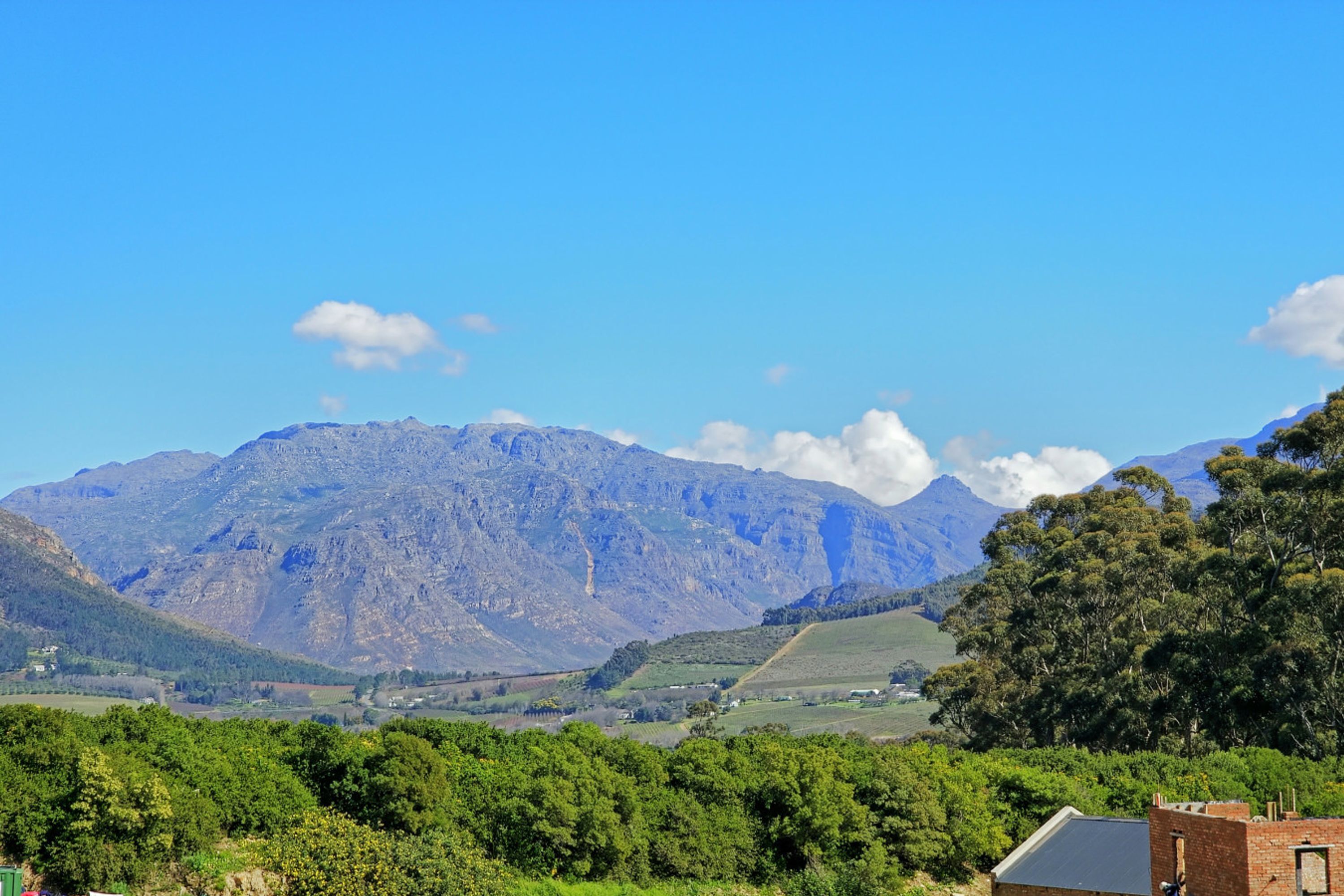 Eine gebirgige Landschaft mit blauem Himmel.