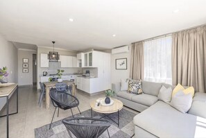 1 bedroom - Seaview Bliss a Sunny Apartment and Pool (Cape Town)