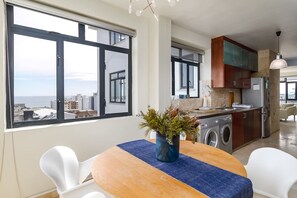 2 bedrooms - 2 Bed Bantry Bay City and Sea View 100m to Beach (Cape Town)