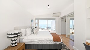 A bedroom with a bed, a bedside lamp, a view of the city, and a balcony. - Spacious 3 Bedroom Villa BBQ Pool Ocean View (Cape Town)