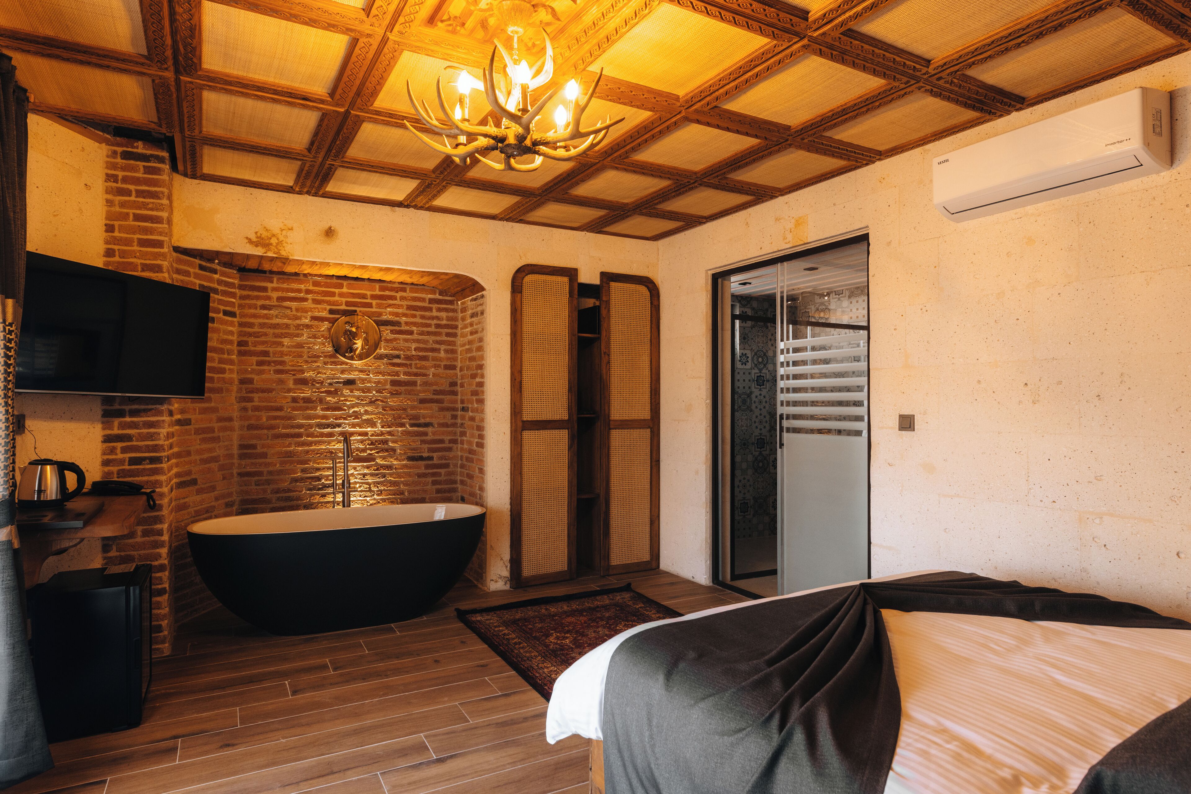 Ropa de cama de alta calidad, colchones con efecto memoria y minibar 