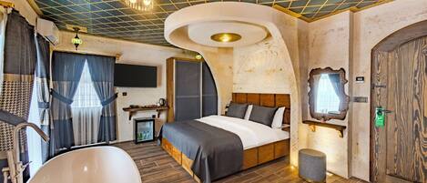 Signature Room, Bathtub | Premium bedding, memory foam beds, minibar, soundproofing