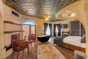 Phòng có thiết kế đặc trưng, bồn tắm | Bộ đồ giường cao cấp, nệm cao su hoạt tính (memory foam), minibar 