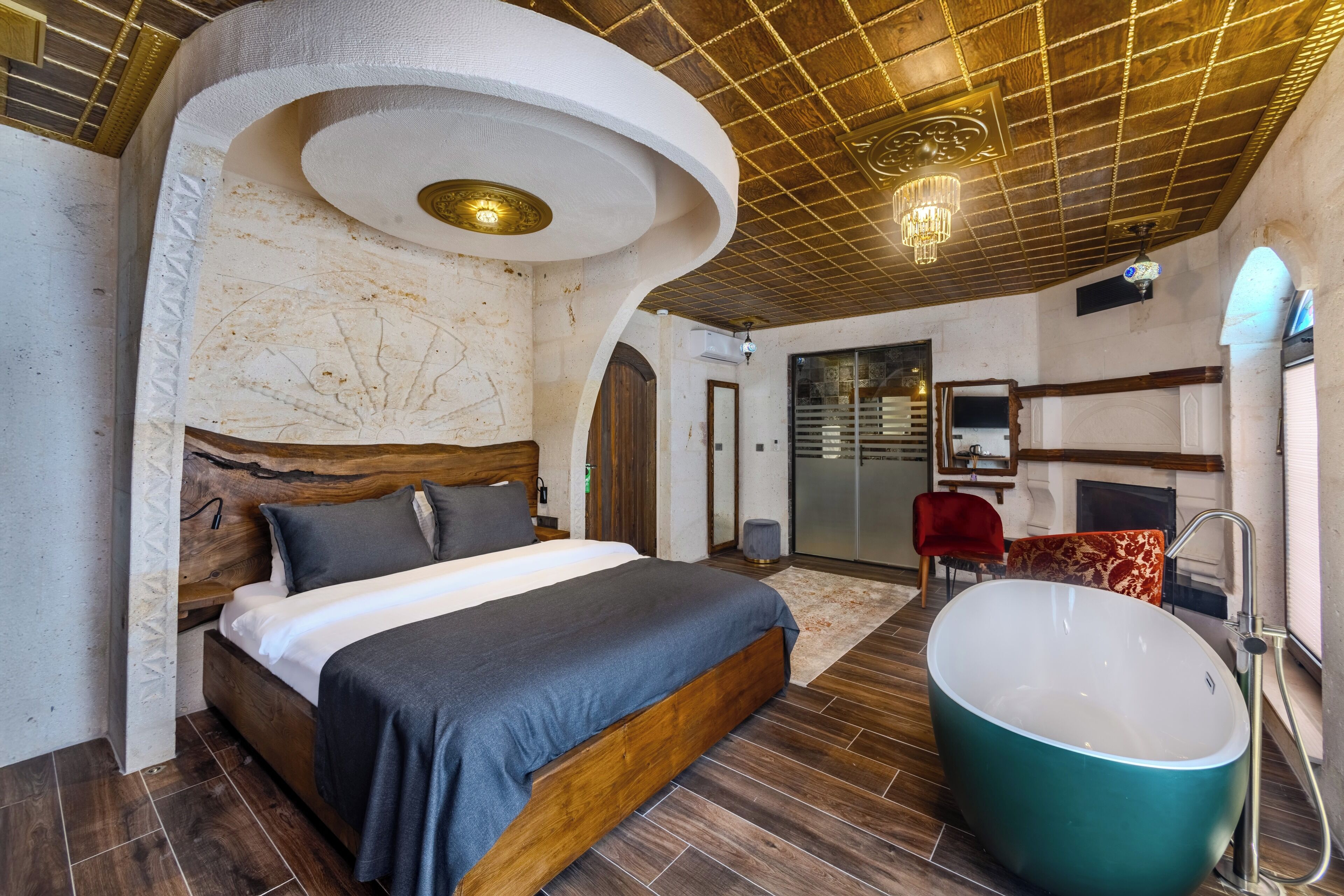 Signature Room, Bathtub | Premium bedding, memory foam beds, minibar, iron/ironing board