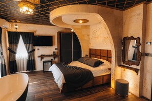 尊榮客房 | 高級寢具、記憶床墊、迷你吧、熨斗/熨衣板