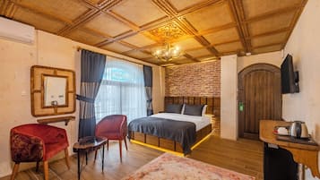 Deluxe Room | Premium bedding, memory-foam beds, minibar, iron/ironing board