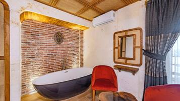 Deluxe Room | Premium bedding, memory foam beds, minibar, iron/ironing board