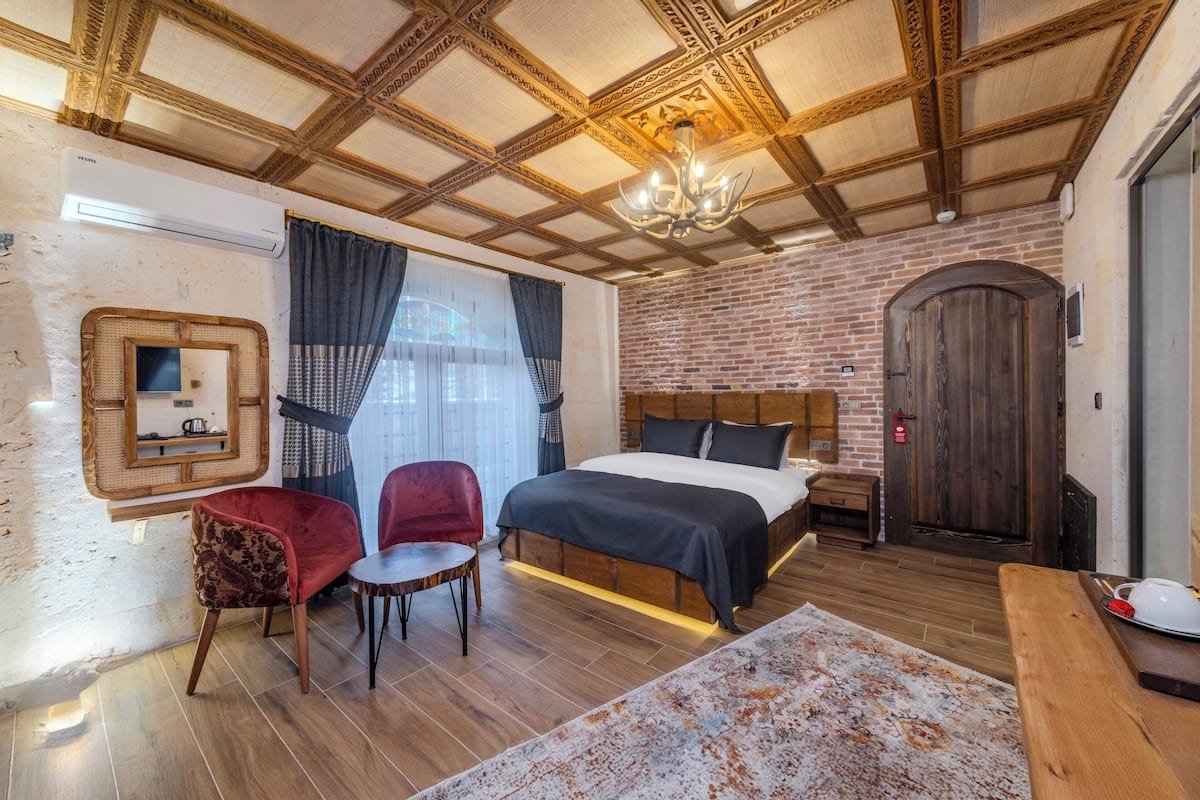 Deluxe Room | Premium bedding, memory foam beds, minibar, iron/ironing board