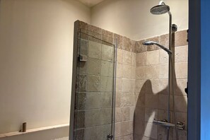 Een douche, een haardroger, handdoeken, zeep