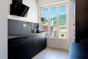 Fridge, oven, stovetop, dishwasher - Apartment 'Casa La Perla' with Wi-Fi and Air Conditioning (Rapallo)