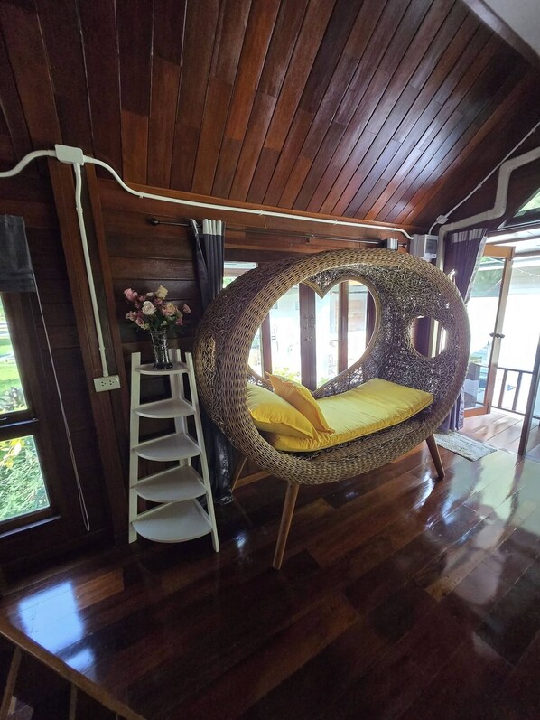 Living room - Peaceful Mountain Retreat in Ao Luek Tai (Ao Luek Tai)