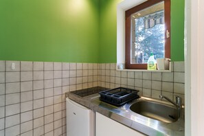 Private kitchen - Studio "Peaceful Retreat in Sarlat-la-Canéda" with Private Terrace, Parking & AC (Sarlat-la-Canéda)