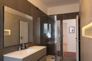 Douche, sèche-cheveux, bidet, serviettes fournies